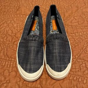 New without tags. Rocket Dog women’s size 11 sneakers.